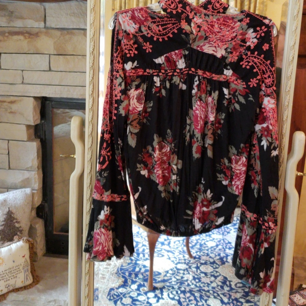 Free People shirt w/cold shoulder sleeves and lots